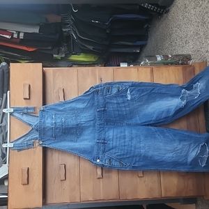 American Rag: Junior's Denim Overalls, distressed medium wash, size 11